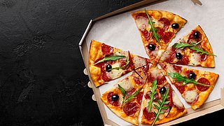 Eine Pizza im Karton