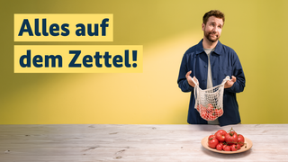 Webbanner mit Überschrift: Alles auf dem Zettel! Ein Mann hält eine Einkaufstasche mit Tomaten darin in den Händen. Auf dem Tisch vor ihm steht ein Teller mit vielen Tomaten. 