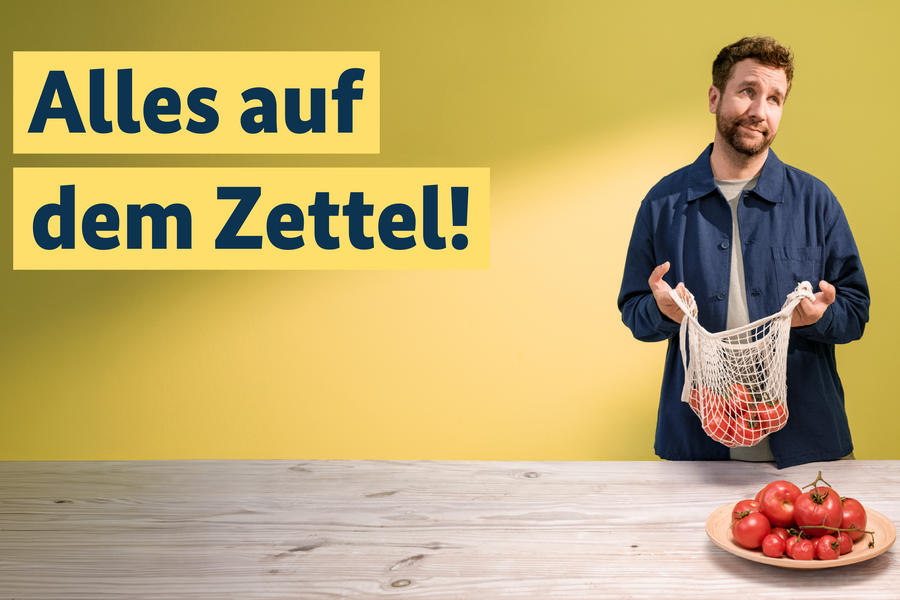 Webbanner mit Überschrift: Alles auf dem Zettel! Ein Mann hält eine Einkaufstasche mit Tomaten darin in den Händen. Auf dem Tisch vor ihm steht ein Teller mit vielen Tomaten. 