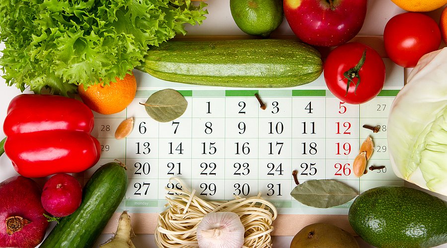 Symbolbild: Auf einem Monatskalender liegen verschiedene Obst und Gemüsesorten