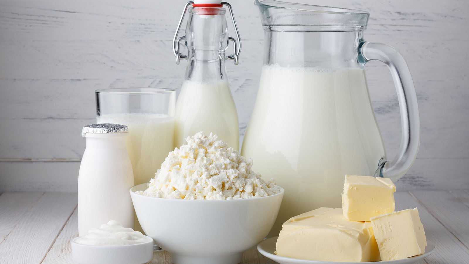 Verschiedene Milchprodukte wie Butter, Milch, Joghurt und Molke