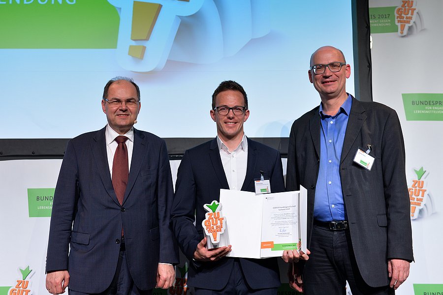 Den Bundespreis in der Kategorie Handel überreichten Bundesminister Schmidt (l.) und Valentin Thurn (r.) an das Projekt "Warenbörse" an Sebastian Walter der EDEKA Südwest mbH aus Offenburg.