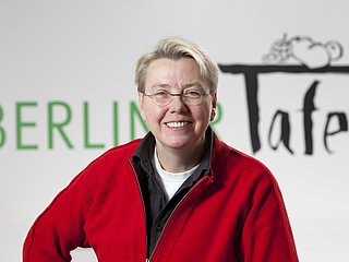 Foto von Sabine Werth vor der Berliner Tafel.