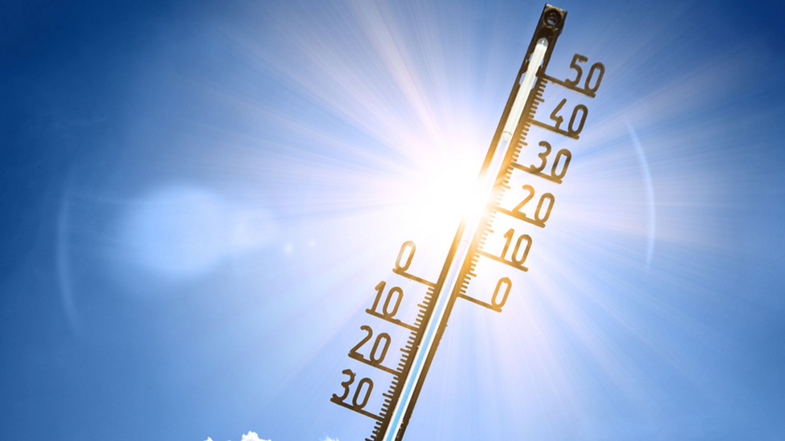 Thermometer wird vor die Sonne gehalten.