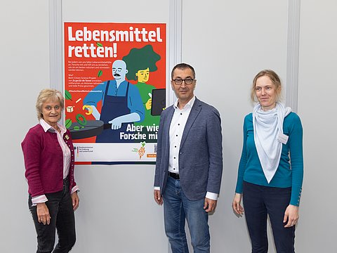 von links nach rechts: Andrea Lenkert-Hörrmann (Slow Food), Bundesminister Cem Özdemier und Prof. Dr. Nina Langen (TU Berlin). Im Hintergrund ein Poster des Citizen Science Projekts.