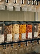 Getreide und Nudeln in Gefäßen zum selber Abfüllen