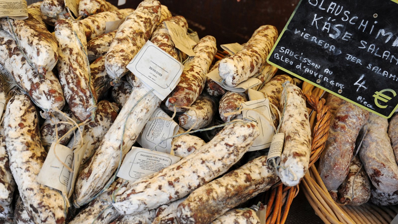 Körbe mit Blauschimmel-Salami auf einem Marktstand