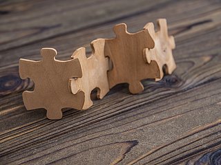 Vier Puzzelstücke in einer Reihe