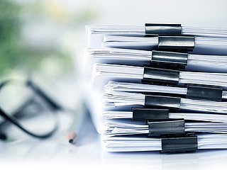 Ein Stapel Dokumente.