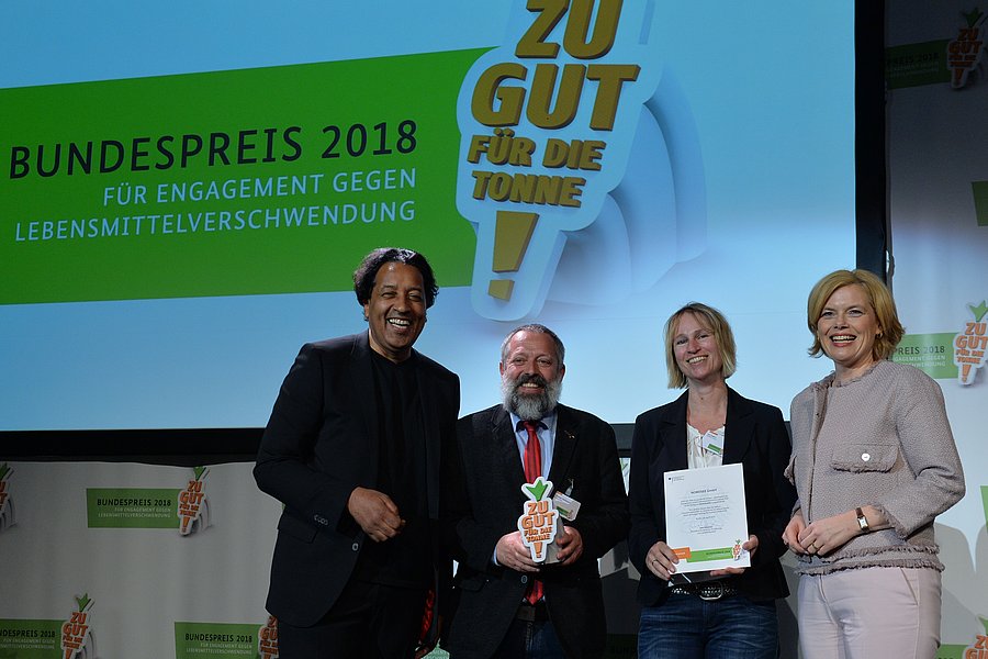 Julia Klöckner und Jurymitglied überreicht den Bundespreis an Nordsee GmbH