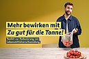 Webbanner mit Überschrift: Mehr bewirken mit Zu gut für die Tonne! Toolkit zur Reduzierung von Lebensmittelverschwendung. Ein Mann hält eine Einkaufstasche mit Tomaten darin in den Händen. Auf dem Tisch vor ihm steht ein Teller mit vielen Tomaten. 