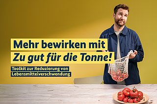Webbanner mit Überschrift: Mehr bewirken mit Zu gut für die Tonne! Toolkit zur Reduzierung von Lebensmittelverschwendung. Ein Mann hält eine Einkaufstasche mit Tomaten darin in den Händen. Auf dem Tisch vor ihm steht ein Teller mit vielen Tomaten. 