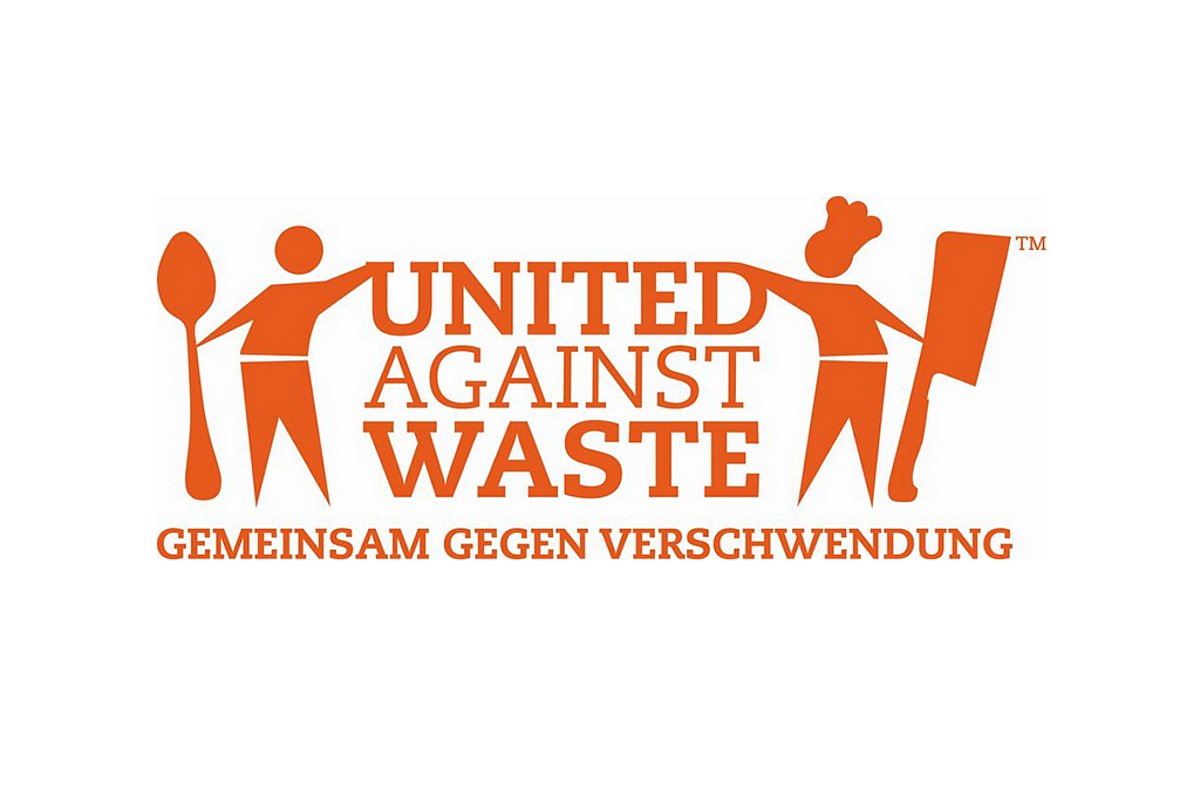 Das Logo von United Against Waste e. V. ist orange mit zwei Strichmännchen, die Köchen ähneln. Darunter steht: Gemeinsam gegen Verschwendung