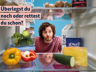 Mann schaut fragend in einen Kühlschrank voller angebrochener Lebensmittel. 