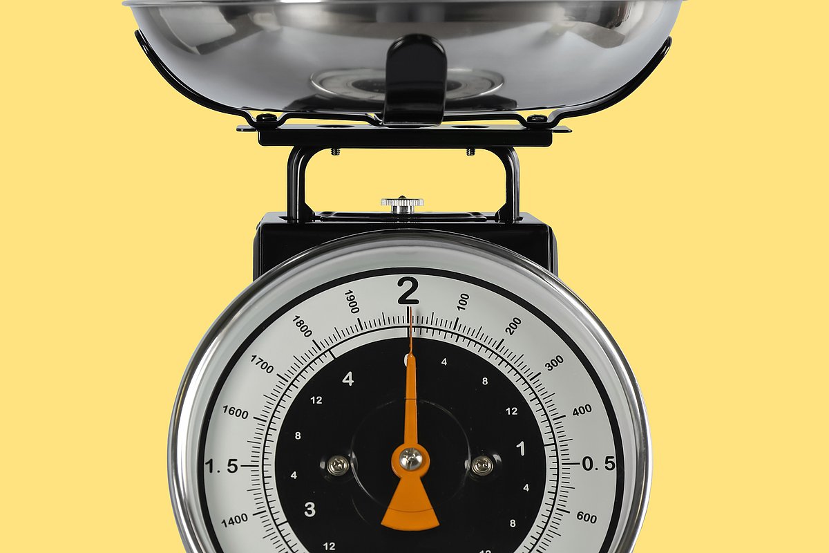 Eine analoge Lebensmittelwaage.