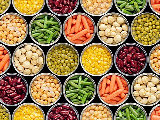 Mehrere geöffnete Konservendosen nebeneinander.