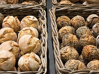 Verschiedene Brötchen in mehreren Körben.