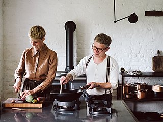 Yannic Schon und Susanne Probst beim Kochen.