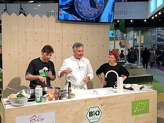 Personen in einer Showküche.