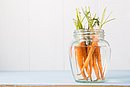 Möhren in einem Glas mit Wasser