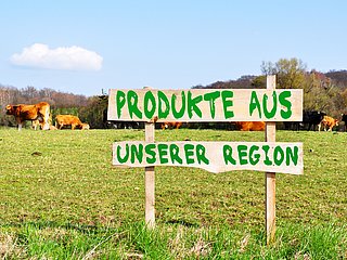 Schild, das auf regionale Produkte hinweist
