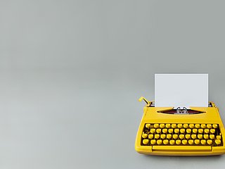 Kleine gelbe Schreibmaschine