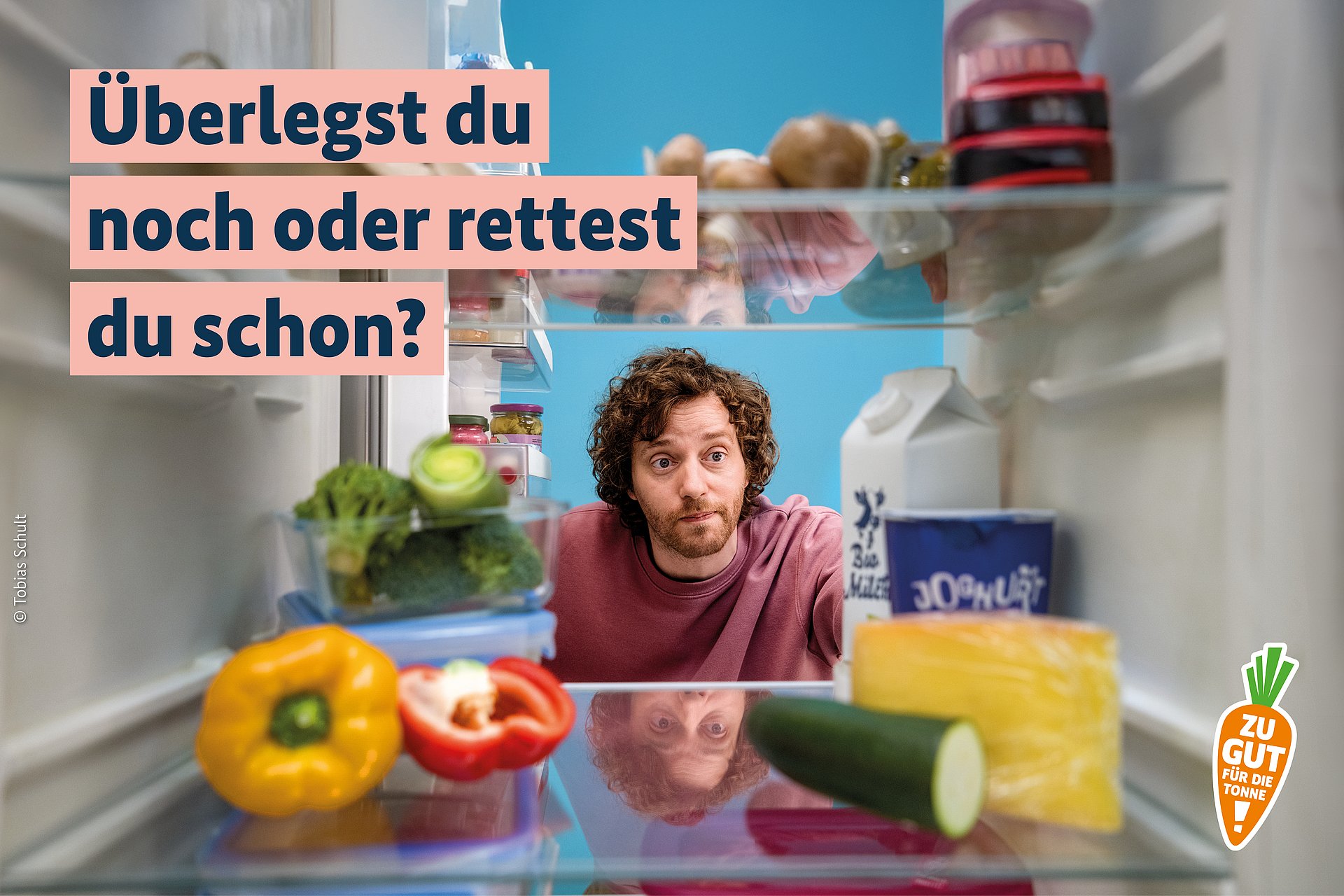Webbanner mit Schrift: Überlegst du noch oder rettest du schon? Mann schaut überlegend in einen Kühlschrank