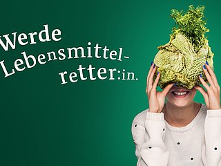 Frau hält Wirsing vor dem Kopf. Darüber steht: Werde Lebensmittelretter:in