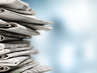 Zeitschriftenstapel in Nahaufnahme.