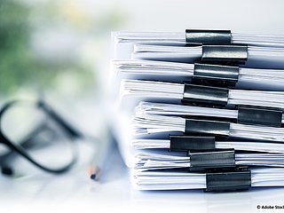 Ein Stapel von Dokumenten auf einem Tisch