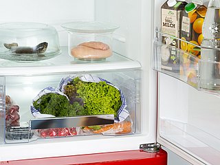 Ein offener Kühlschrank.