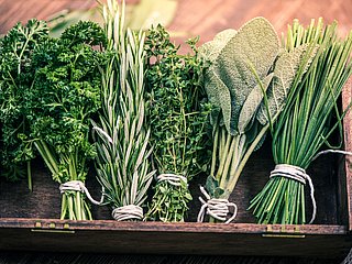 Verschiedene Kräuter in Bündeln.