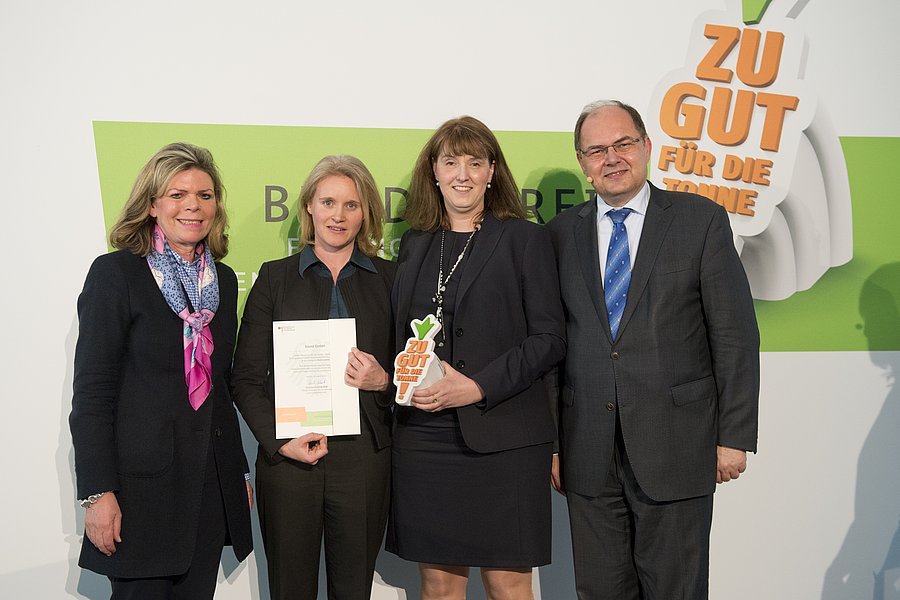 Den Bundespreis in der Kategorie Gastronomie überreichten Ingrid Hartges (l.) und Bundesminister Schmidt (r.) an biond aus Kassel