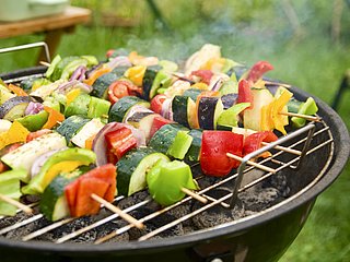 Vegetarische Grillspieße aus Gemüse auf dem Grill.