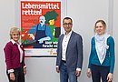 Von links nach rechts sind auf dem Foto Andrea Lenkert-Hörrmann von Slow Food, Bundesminister Cem Özdemir und Nina Langen von der TU Berlin zu sehen. Im Hintergrund hängt ein Plakat des Citizen Science Projekts.