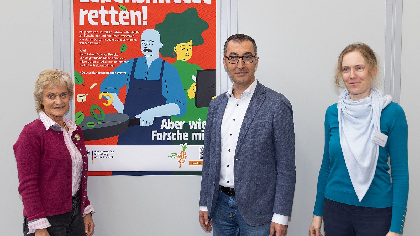 Von links nach rechts sind auf dem Foto Andrea Lenkert-Hörrmann von Slow Food, Bundesminister Cem Özdemir und Nina Langen von der TU Berlin zu sehen. Im Hintergrund hängt ein Plakat des Citizen Science Projekts.