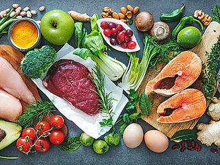 Verschiedene frische Lebensmittel angerichtet auf einem Tisch