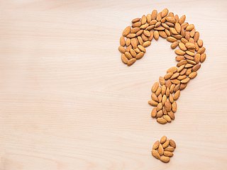 Fragezeichen gelegt aus Mandeln