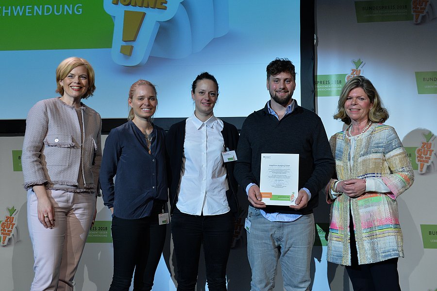 Julia Klöckner und Jurymitglied überreichen Bundespreis an DingsDums Dumpling.
