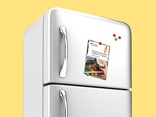 Kühlschrank, auf dem eine Broschüre befestigt ist