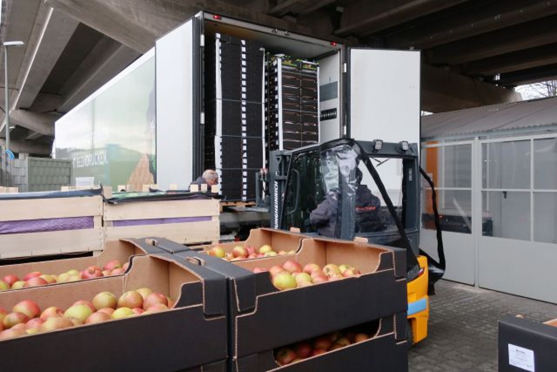 Eine Großlieferung an Lebensmitteln erfolgt mit einem LKW.