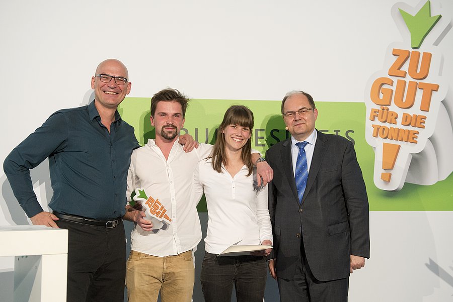 Den Bundespreis in der Kategorie Produktion überreichten Valentin Thurn (l.) und Bundesminister Schmidt (r.) an Ugly Fruits aus Berlin