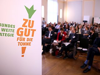 Foto aus einem Kongresssaal mit Teilnehmenden des Forums.