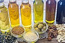 Mehrere Flaschen mit verschiedenen Ölsorten stehen nebeneinander. 