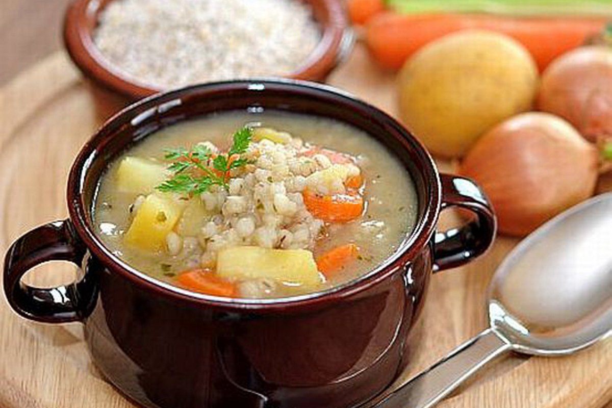 Suppenschüssel mit Gemüse-Eintopf