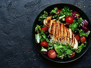Gegrilltes Hähncehn auf Salat.