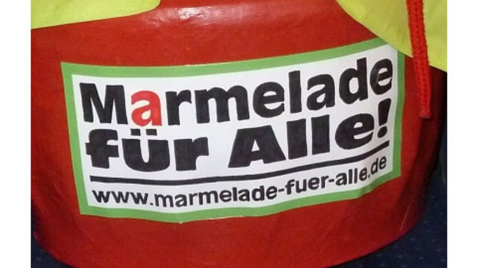 Überdimensionales Marmeladenglas mit dem Aufdruck "Marmelade für alle!" und "www.marmelade-fuer-alle.de"