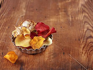 Gemüsechips in einer Schale