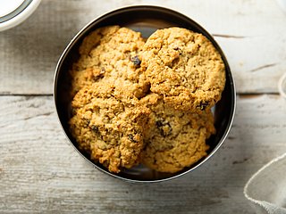 Mehrere Haferkeksen liegen in einer Schüssel.