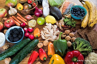 Eine Varianz an buntem Gemüse liegt auf einem Tisch.